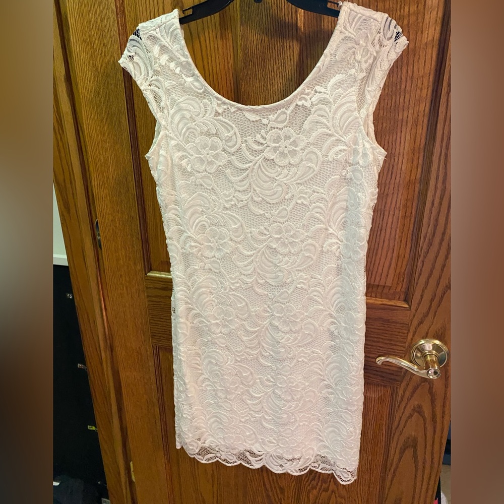 White lace fitted dress